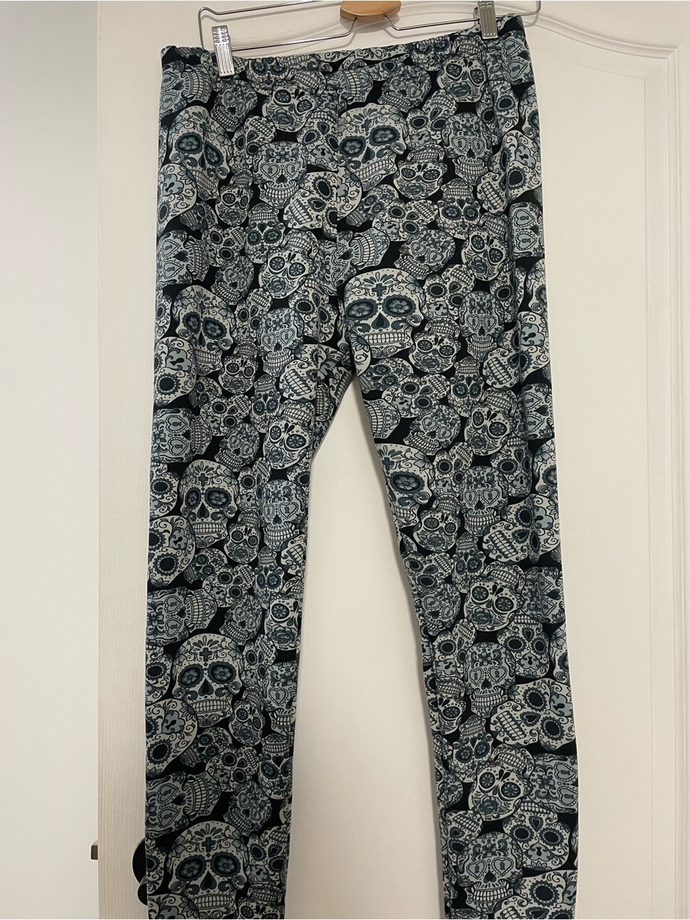 Just Cozy Women’s Black & Gray Skull Print Leggings